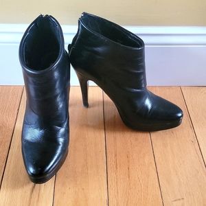 Steve Madden black Trishia platform bootie 6